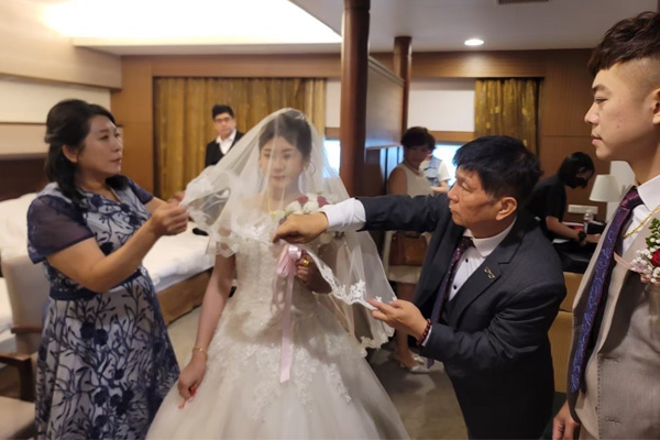 台中結婚禮車服務推薦-台中傳統迎娶禮車推薦｜讓長輩安心的婚禮車隊選擇